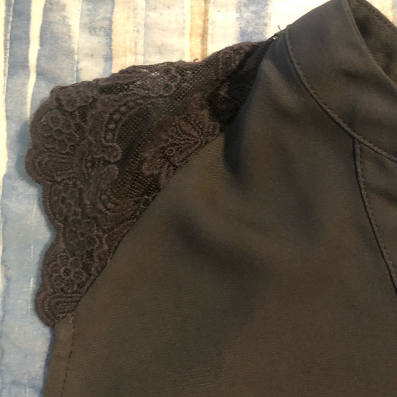 Torrid grey tank with lace cap sleeves - Picture 2 of 3